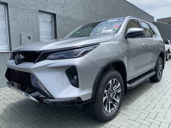 TOYOTA HILUX SW4 2.8 D-4D TURBO DIESEL SRX PLATINUM 7L 4X4 AUTOMÁTICO